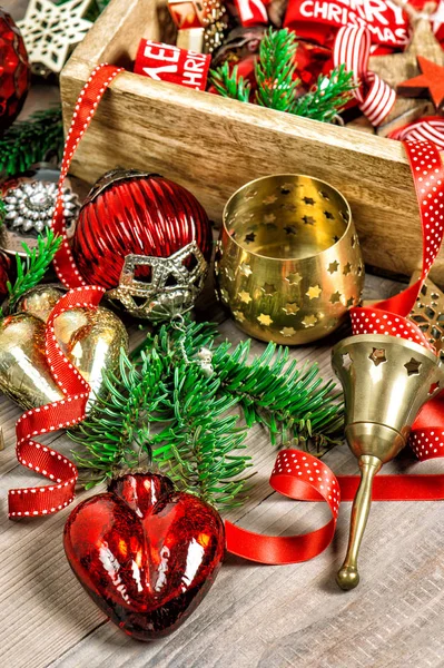 Kerstboom decoratie ornamenten kerstballen gouden rood — Stockfoto