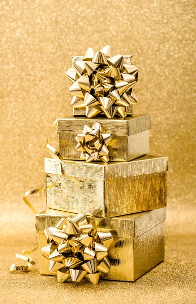 Caja de regalo cinta fondo dorado Vacaciones decoración Navidad — Foto de Stock