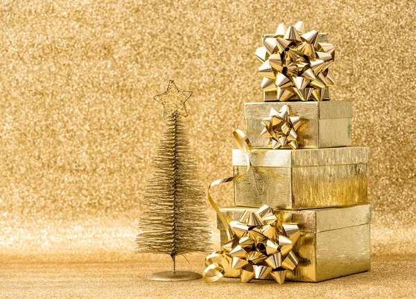 Χριστουγεννιάτικο δέντρο διακόσμηση χρυσή δώρο κουτιά διακοπές φόντο — Φωτογραφία Αρχείου