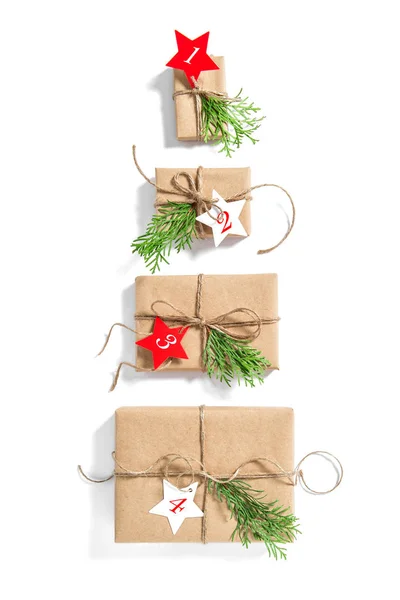 圣诞树上出现日历。包装的礼品盒 — 图库照片