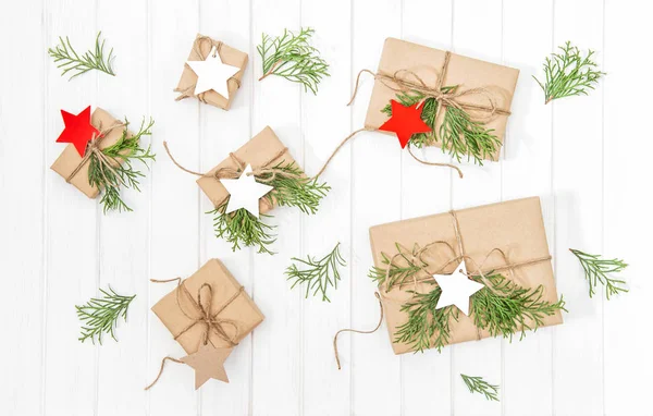 Gåvor julgran grenar dekoration platt låg — Stockfoto