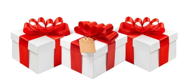 Cajas de regalo cinta roja arco decoración aislado fondo blanco — Foto de Stock