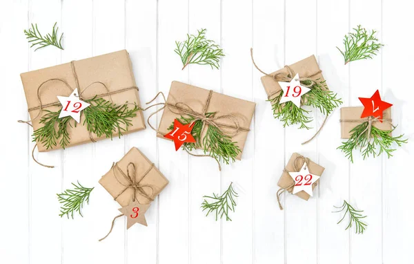 Eingewickelte Geschenke Adventskalender Weihnachtsbaum Zweige Dekoration — Stockfoto