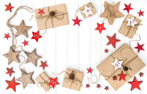 Ingepakte cadeaus Advent kalender Kerstmis decoratie rode sterren — Stockfoto