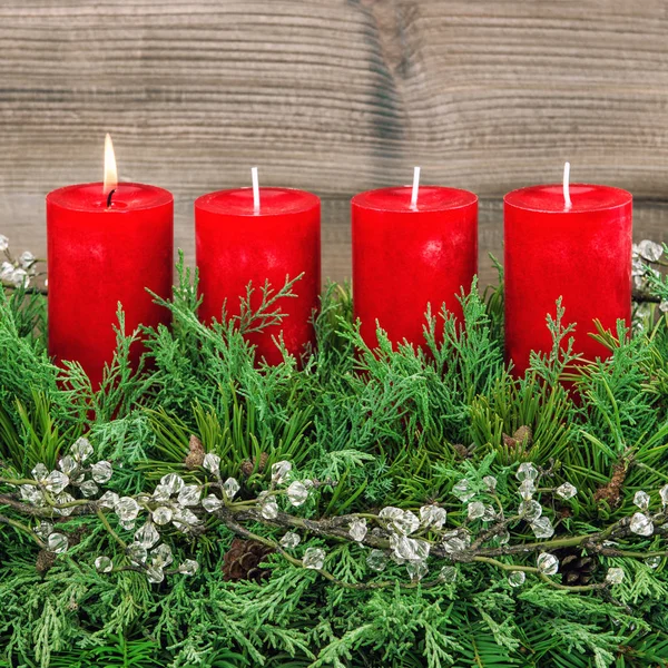 Адвент украшения венок четыре красные горящие свечи — стоковое фото