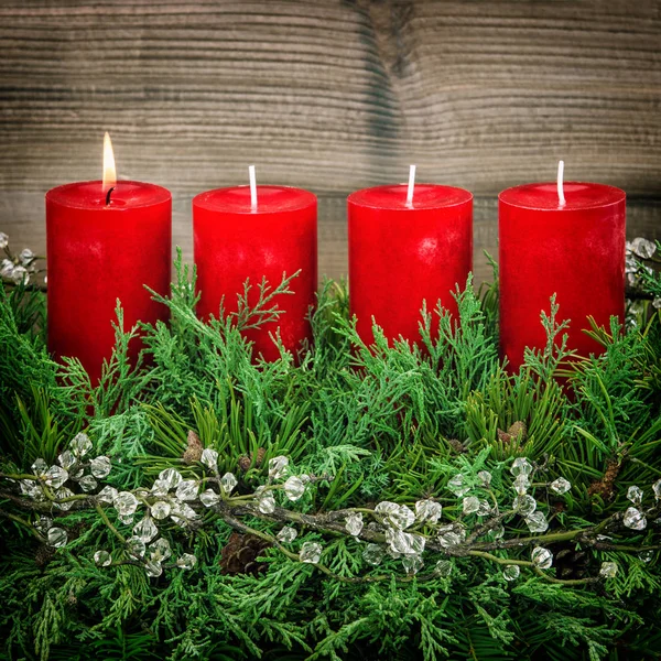 Adviento decoración corona cuatro velas rojas encendidas vintage —  Fotos de Stock
