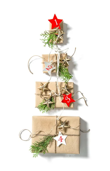 Cajas de regalo sobre fondo blanco Adviento de Navidad — Foto de Stock