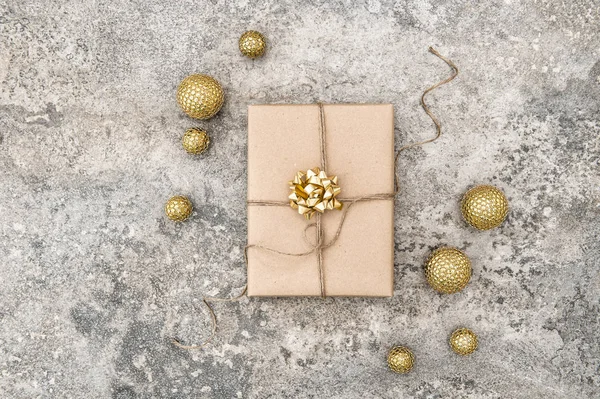 Cadeau enveloppé décoration de Noël fond en pierre de béton — Photo