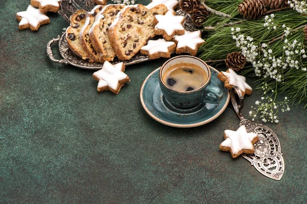 Traditional Christmas cake Stollen cookies coffee decoration — Stock Photo, Image