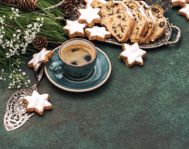 Geleneksel Noel Stollen kurabiye kahve dekorasyon vintage