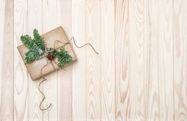 Noel dekorasyon Kraft kağıt hediye çam ağacı dalları sarılmış