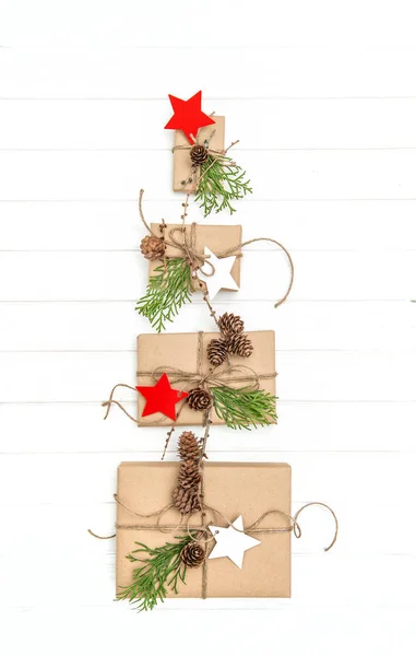 Δέντρο χριστουγεννιάτικο δώρο κουτιά διακοπές φόντο επίπεδη θέσει — Φωτογραφία Αρχείου