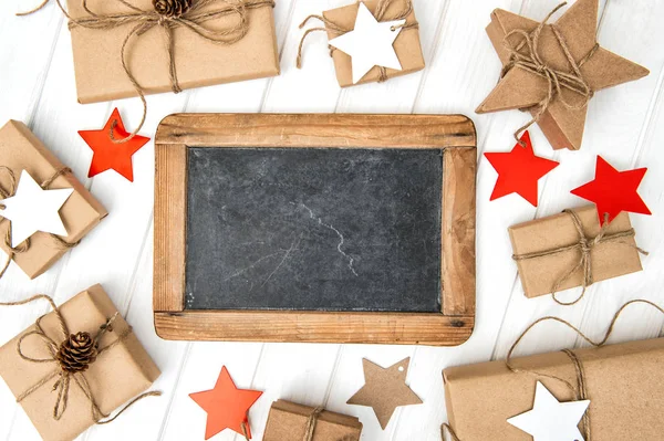 Kraft papier gewikkeld cadeaus kerst decoratie schoolbord — Stockfoto