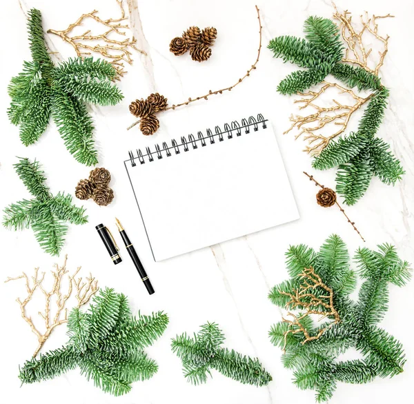 Addobbi natalizi libro aperto rami di pino ornamenti d'oro — Foto Stock