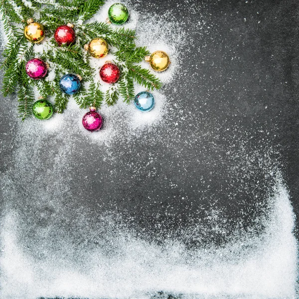 Bombki dekoracje ozdoby święta w tle śniegu — Zdjęcie stockowe