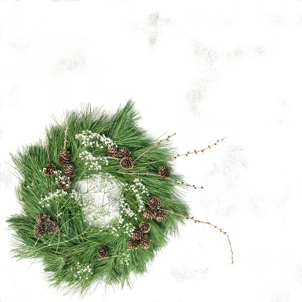 Зелений вінок соснові шишки білі квіти Різдвяний фон — стокове фото