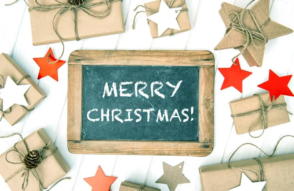 クラフト ペーパー包みギフト クリスマス装飾黒板ヴィンテージドレス — ストック写真