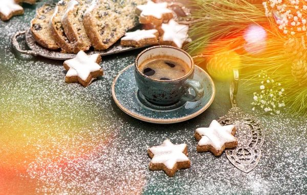 Кофе традиционный рождественский торт Stollen печенье винтажные огни — стоковое фото