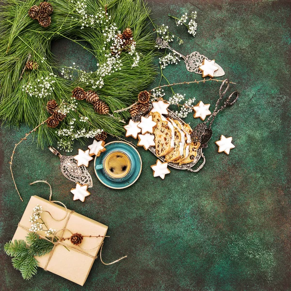 Noel kek Stollen kurabiye kahve dekorasyon gıda vintage — Stok fotoğraf