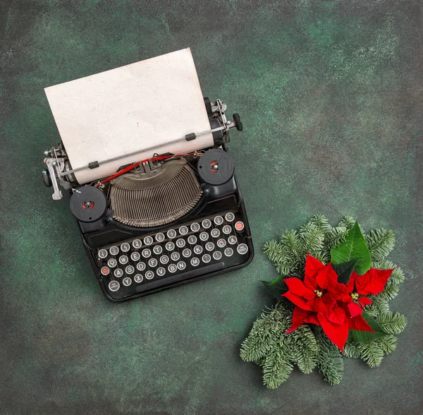Vintage írógép karácsonyi dekoráció Mikulásvirág virágok — Stock Fotó