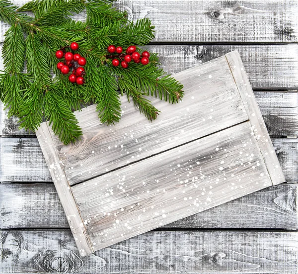 クリスマス ツリーの枝・ レッドベリー木製の背景 — ストック写真