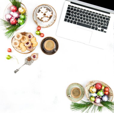 Noel dekorasyonu ile çalışma masası.