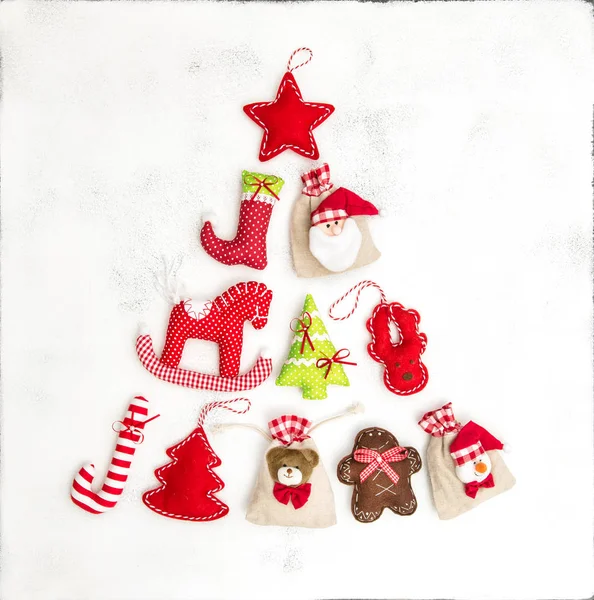 Vánoční strom ve tvaru od ozdob — Stock fotografie