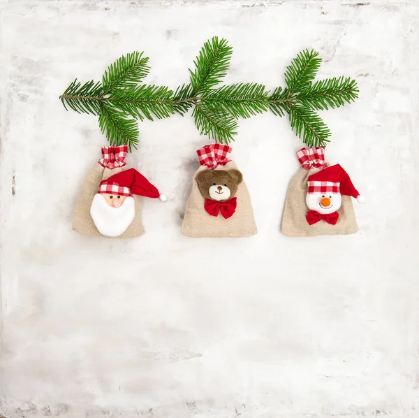Sacs cadeaux avec branches d'arbre de Noël . — Photo