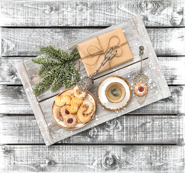 Galletas de Navidad, café, regalos y decoraciones — Foto de Stock