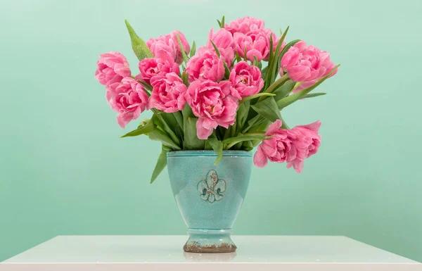 Fiori di tulipano rosa con gocce d'acqua — Foto Stock