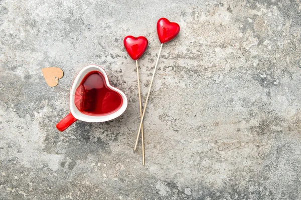 Copo em forma de coração com chá vermelho — Fotografia de Stock