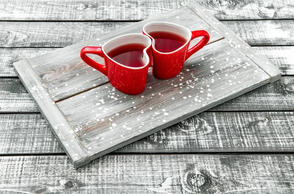 Copos em forma de coração com bebida de chá vermelho — Fotografia de Stock