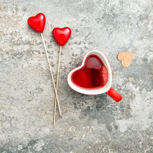 Bebida de chá vermelho e corações — Fotografia de Stock