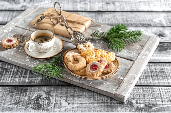 Cookies with coffee and Christmas decoration — Stock Photo, Image