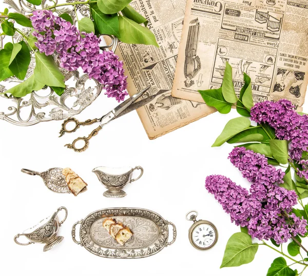 Lila bloemen vintage bestek gerechten antieke accessoires — Stockfoto