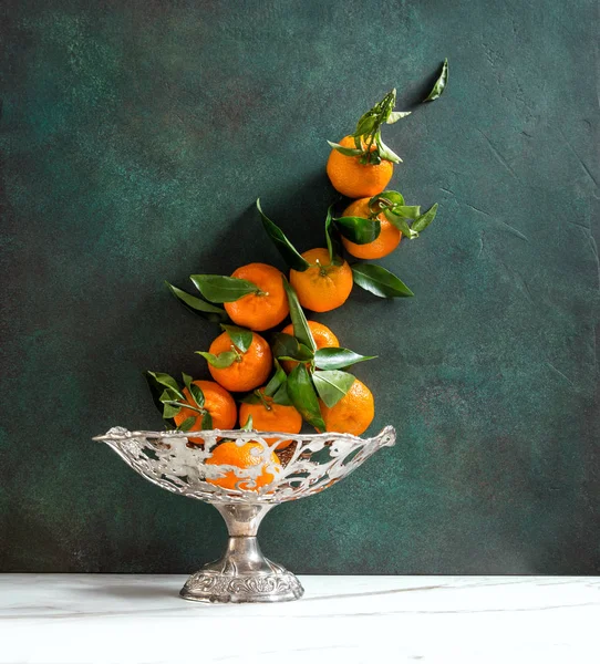 Mandarine Früchte orange mandarinengrüne Blätter — Stockfoto