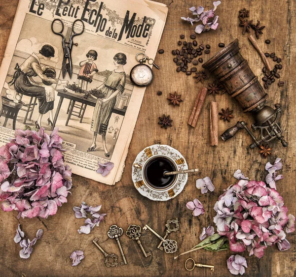 Koffie bloemen Vintage items mode tijdschrift nostalgische nog li — Stockfoto