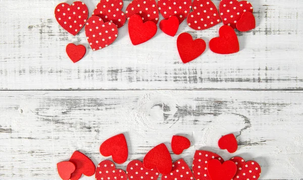 Corações vermelhos rústico textura de madeira Valentine Day fundo — Fotografia de Stock