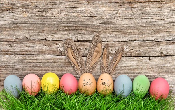 Divertidos huevos de Pascua conejitos vacaciones decoración — Foto de Stock