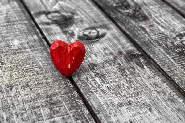 Kırmızı kalp ahşap arka plan Sevgililer günü aşk — Stok fotoğraf