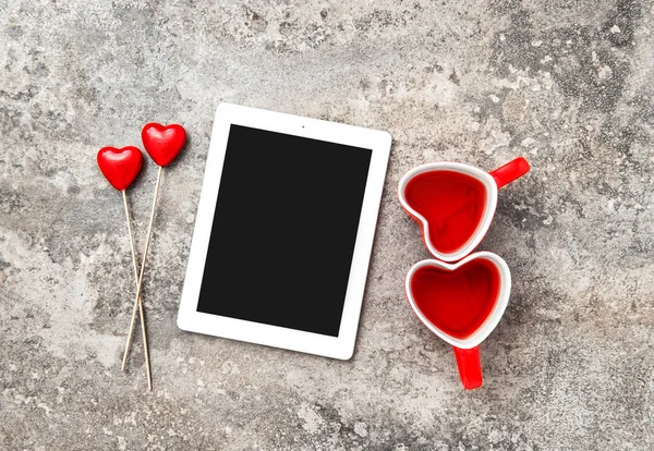 Tablet Pc rood hart Decorartion thee Cups-liefde-Valentijnsdag — Stockfoto