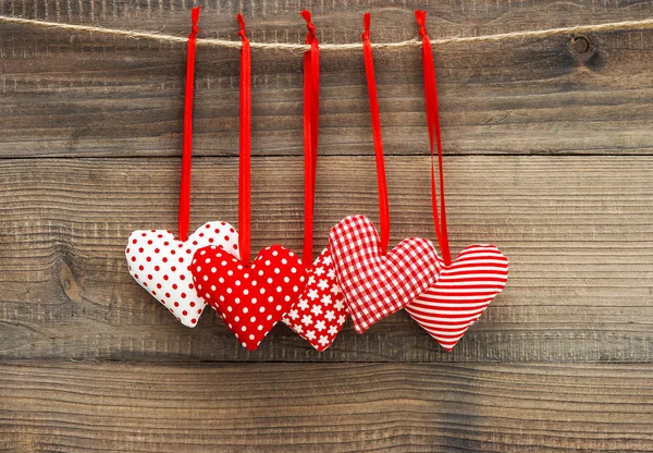 Encantadora decoración de San Valentín corazones rojos —  Fotos de Stock