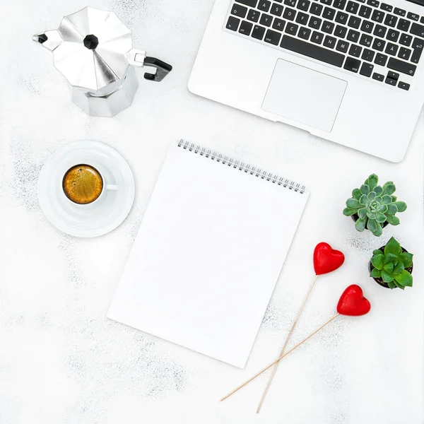 Koffie toetsenbord open boek rode harten Home office werkplek — Stockfoto