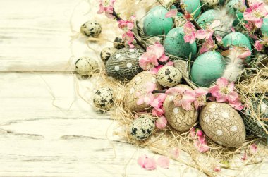 Paskalya dekorasyon mavi yumurta pembe çiçekler vintage tonda