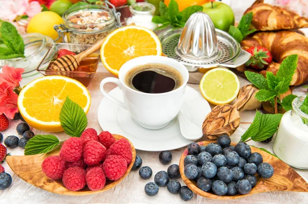 Πρωινό καφέ κρουασάν μούσλι φρέσκα φρούτα μούρα — Φωτογραφία Αρχείου