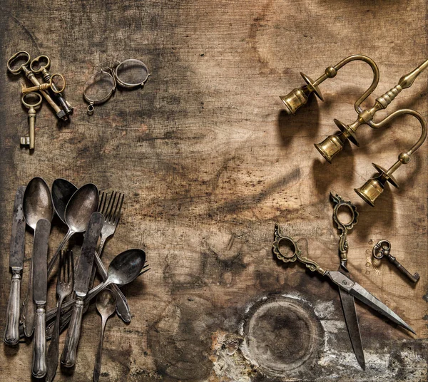 Vintage bestek kandelaar schaar sleutels stilleven plat lag — Stockfoto