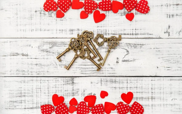 Cuori rossi chiavi d'oro San Valentino Amore — Foto Stock