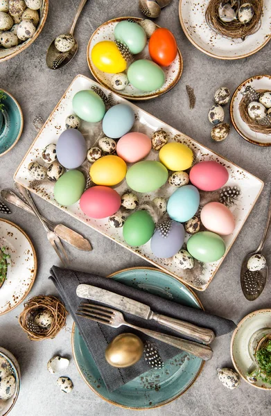 Renkli Paskalya yumurta şenlikli masa dekorasyonu — Stok fotoğraf
