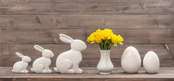 Fleurs de jonquille Oeufs de lapin de Pâques Décoration vintage — Photo