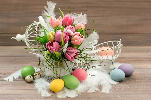 Primavera tulipán flores huevos de Pascua decoración vintage — Foto de Stock